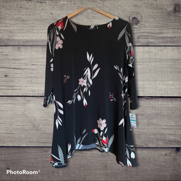 📦 SOLD - NWT. Women’s gorgeous top. Size 0X.